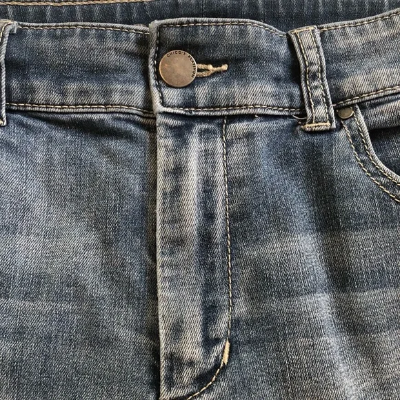 Platinum jean shorts, perfectly faded, can be worn with raw edge or rolled up - Picture 4 of 12